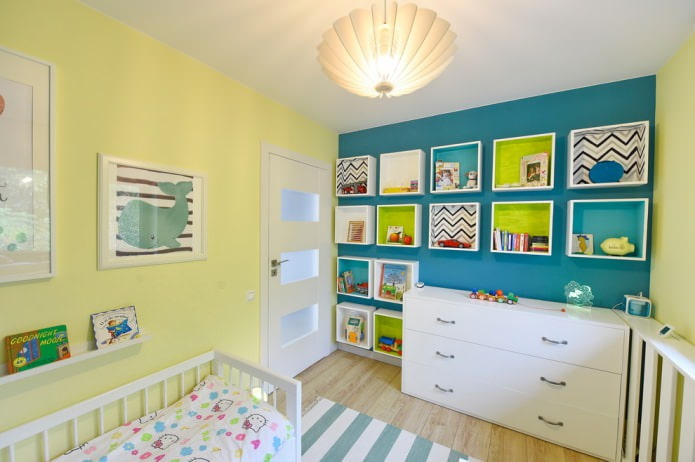 Pequeñas estanterías originales a lo largo de toda la pared en la habitación infantil