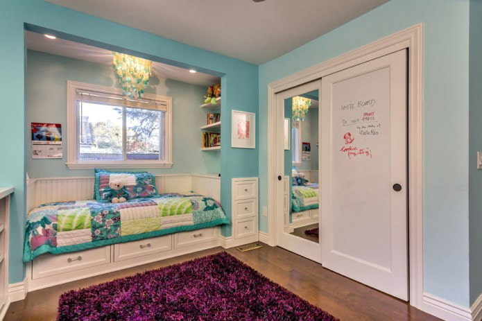 Habitación infantil con armario con espejo