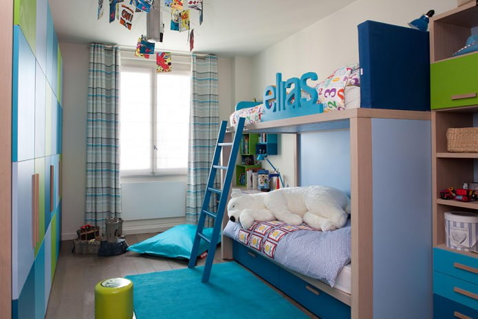 cortinas largas en la habitación de un niño