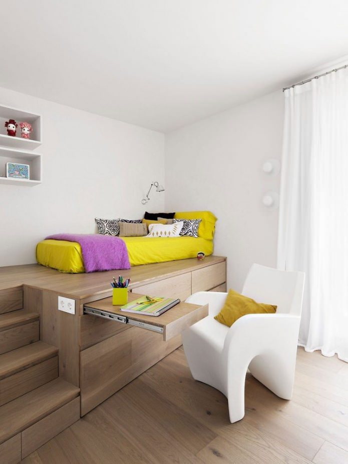 Mesita extraíble en la habitación del bebé