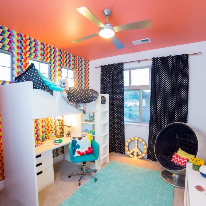 Diseño de una habitación infantil con una cama en la segunda planta y una mesa en la primera