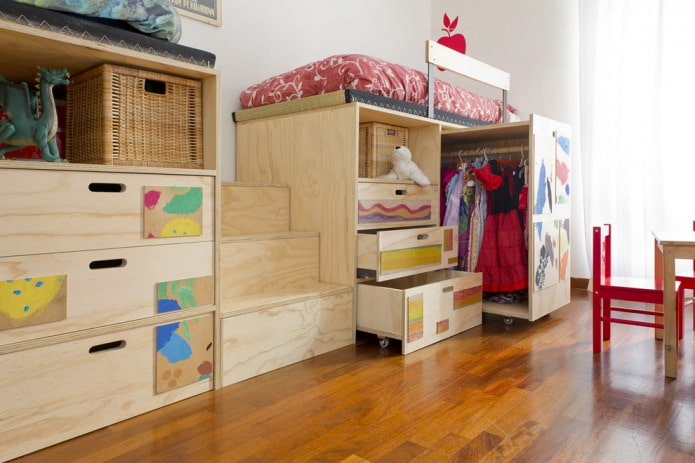 cama con estantes y armarios extraíbles