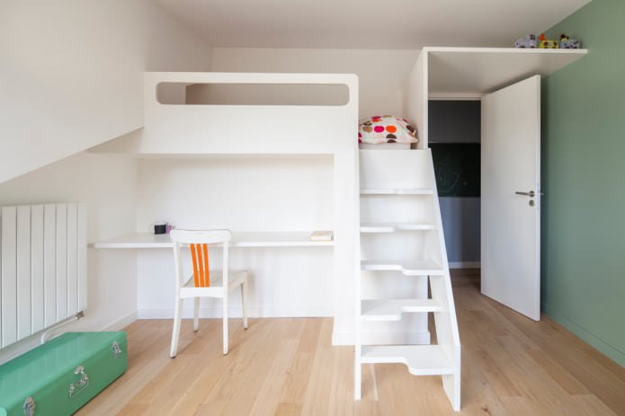 Mesa y cama combinadas en una habitación infantil en blanco