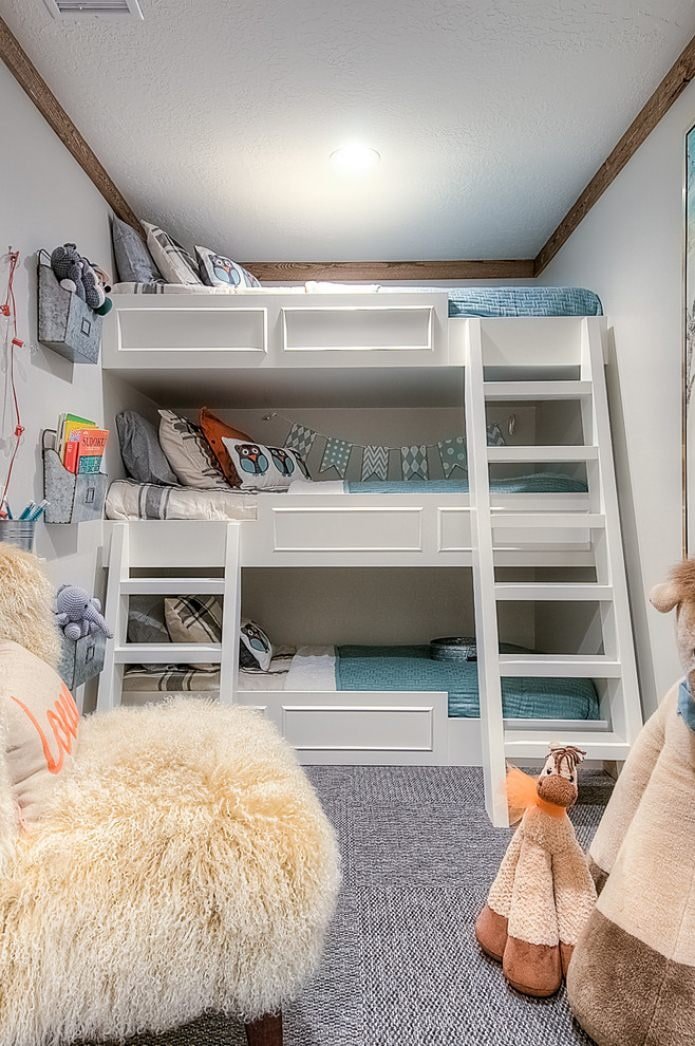 Habitación infantil con cama de tres niveles