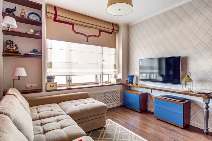 Decoración y textiles en el interior de un salón pequeño