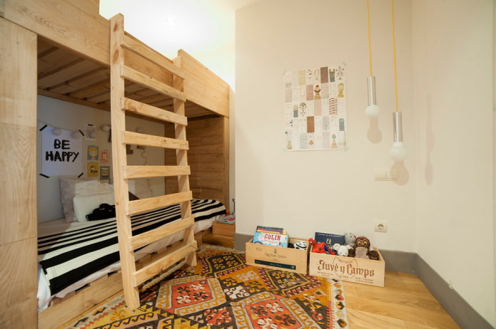 Cama alta en una habitación infantil