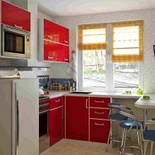 Diseño de cocina pequeña con barra de bar-4
