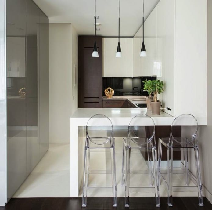 Interior de una cocina pequeña con barra