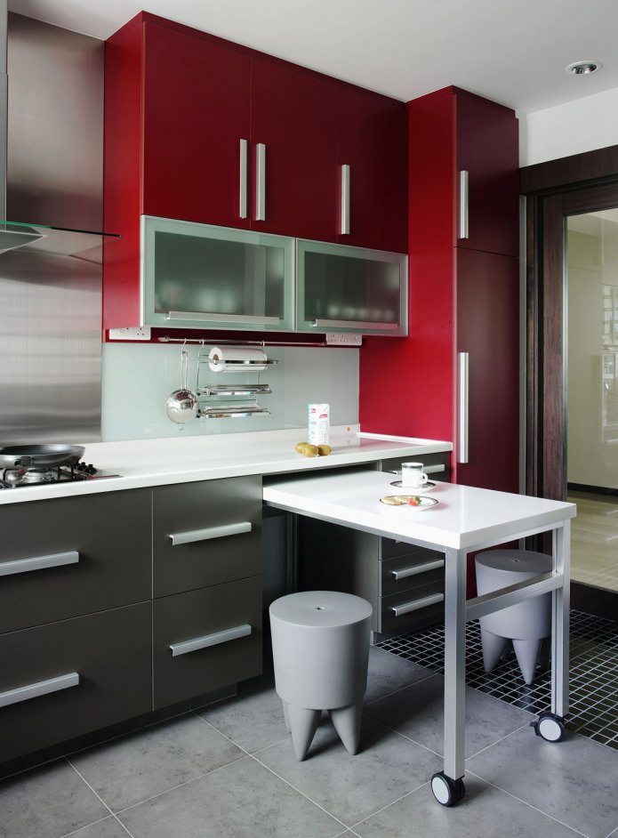 Interior de una cocina pequeña con barra