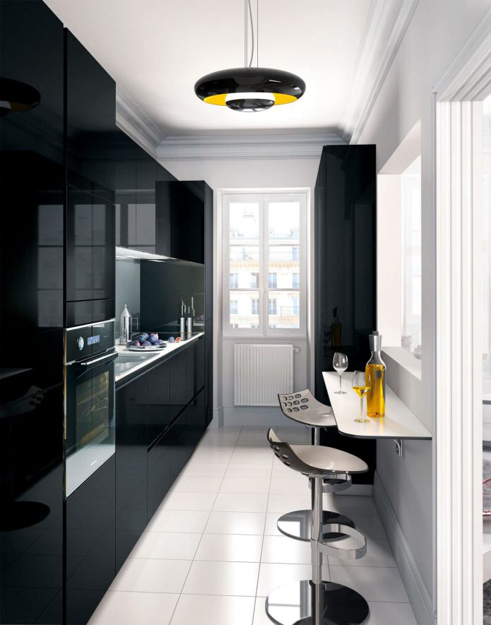 Interior de una cocina pequeña con barra