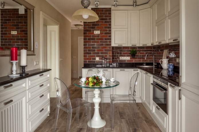 disposición de muebles en el interior de una cocina pequeña