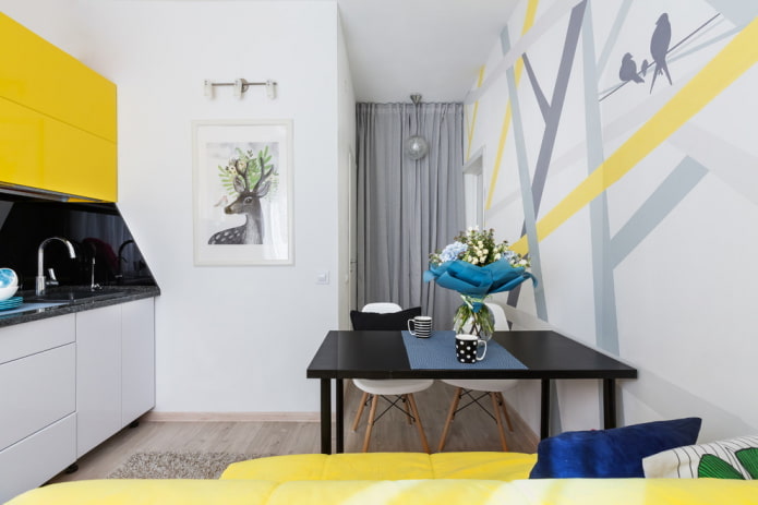 decoración y textiles en el interior de una cocina pequeña