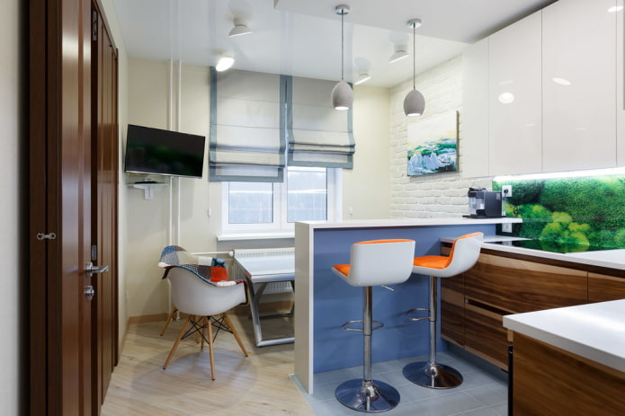 Disposición de muebles en el interior de una cocina pequeña