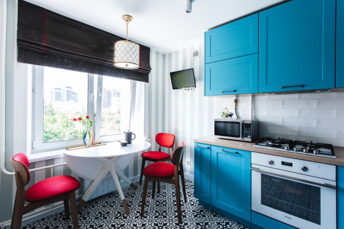 disposición de muebles en el interior de una cocina pequeña