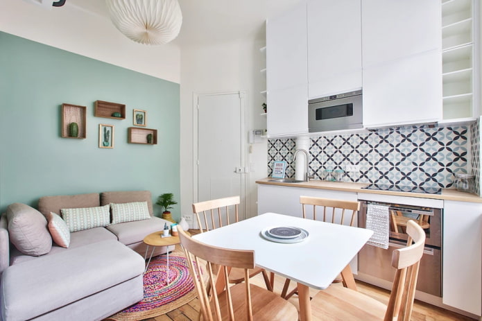 Disposición de muebles en el interior de una cocina pequeña
