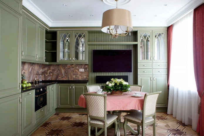 Cocina pequeña de estilo clásico