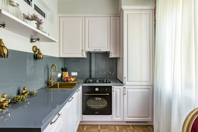 disposición de electrodomésticos en el interior de una cocina pequeña