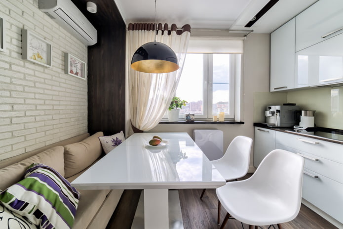 Decoración y textiles en el interior de una cocina pequeña
