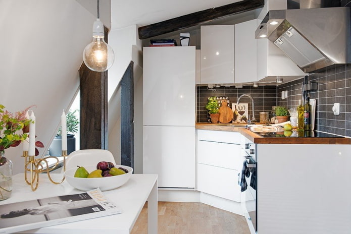 Cocina pequeña de estilo escandinavo