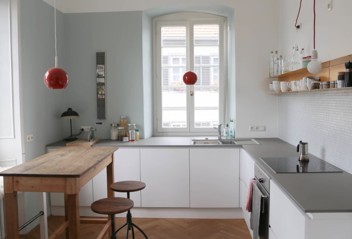 disposición de muebles en el interior de una cocina pequeña