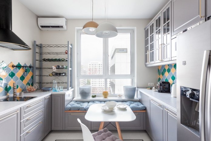 Área de cocina de 6 metros cuadrados con sofá