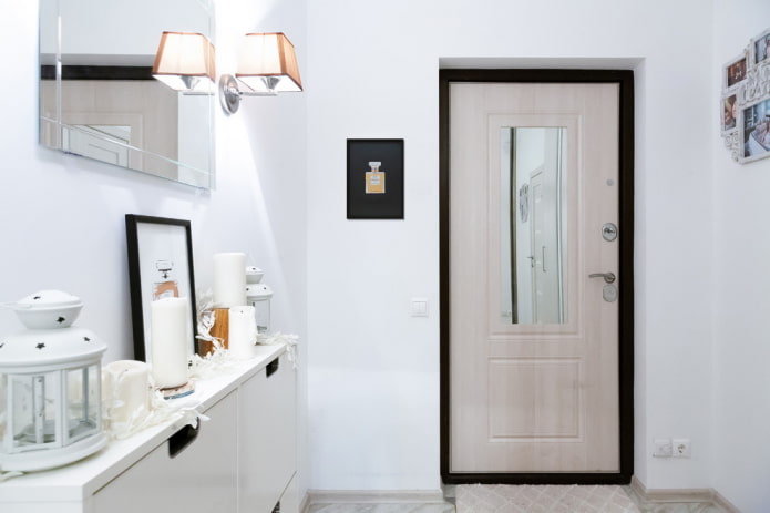 decoración en el interior de un pequeño pasillo