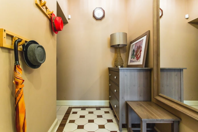 Decoración en el interior de un pasillo pequeño