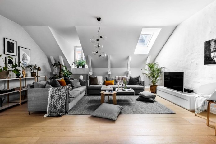 elegante salón con techo blanco inclinado