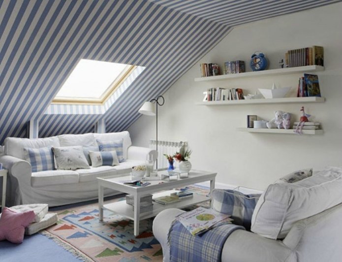 salón blanco y azul en el ático