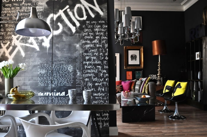 papel pintado con inscripciones en el interior del salón