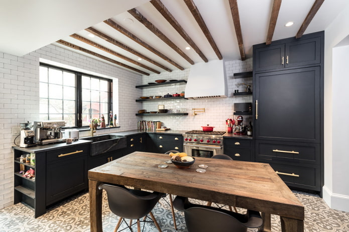interior de cocina con muebles negros