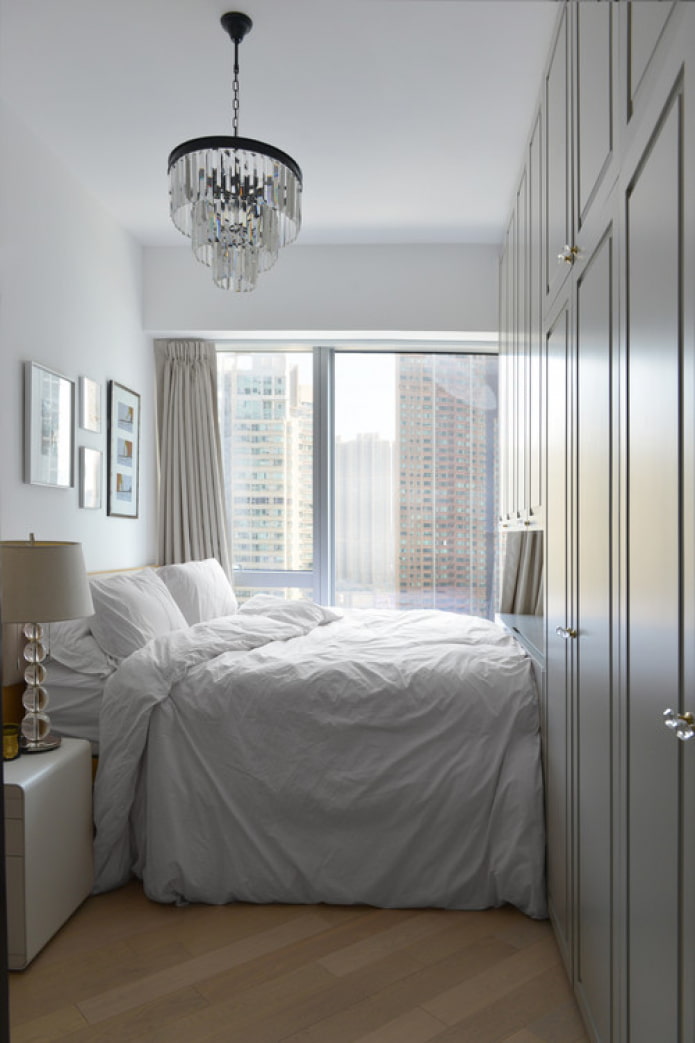 cama a lo largo de todo el dormitorio