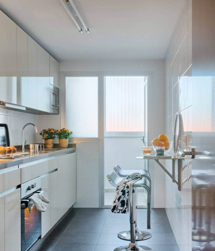 cocina pequeña con mesa