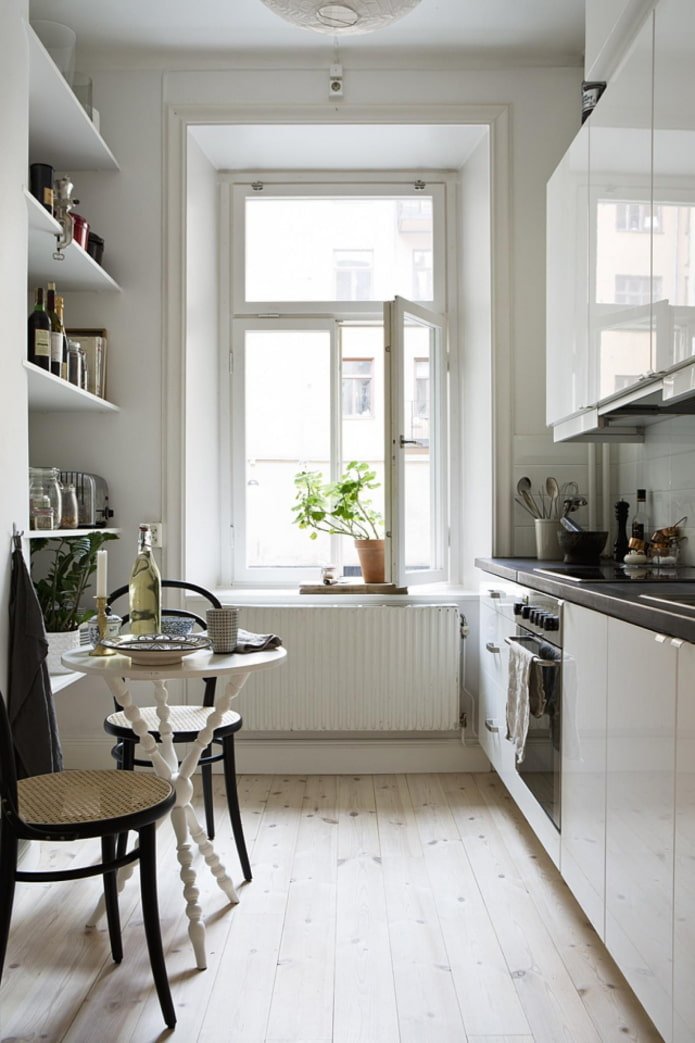 Cocina estrecha con estantes