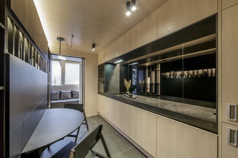 ¿Cómo crear un diseño armonioso para una cocina rectangular?