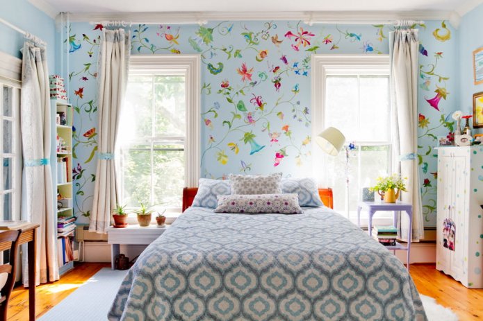 Papel pintado azul con estampado