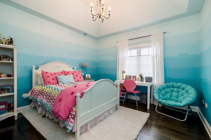 papel pintado blanco y azul con cortinas blancas