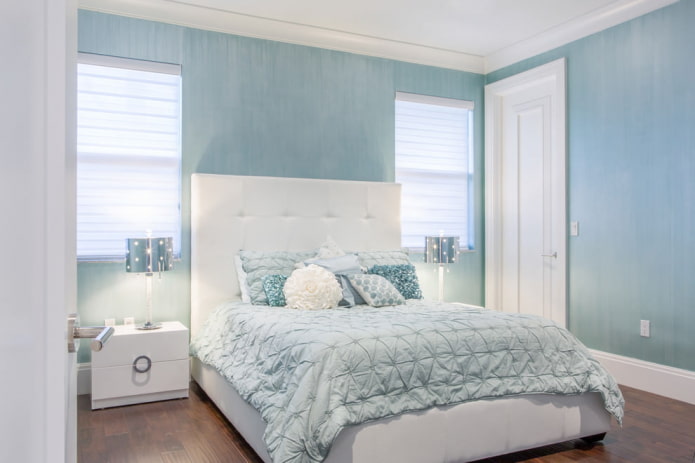 papel pintado liso en un dormitorio azul