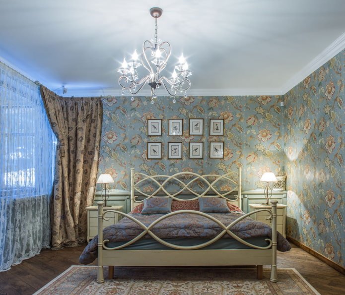 Papel pintado azul y marrón en el dormitorio