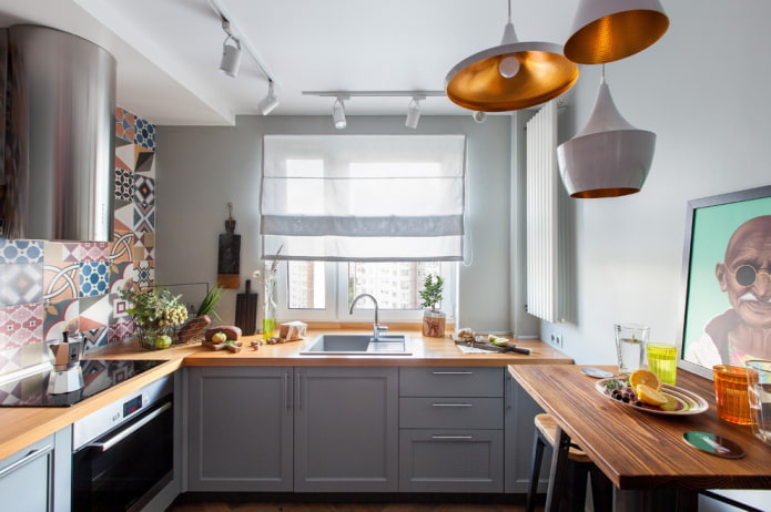 cortinas blancas en el interior de la cocina