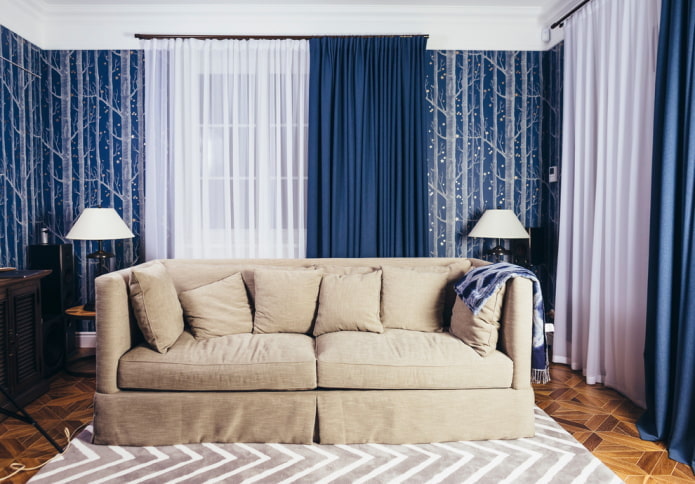 Cortinas azules en el interior