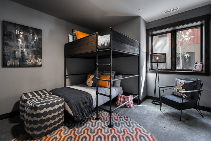 Cama alta en la habitación de un adolescente