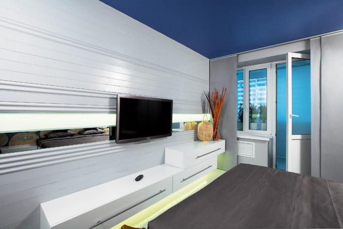 dormitorio de 14 m² con balcón