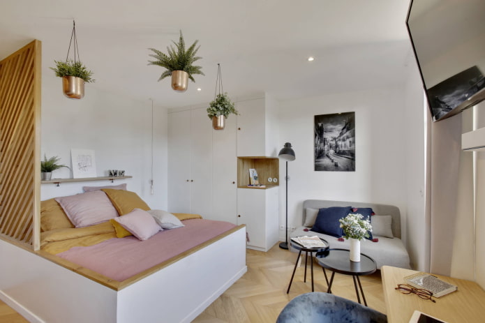 Dormitorio con un pequeño sofá