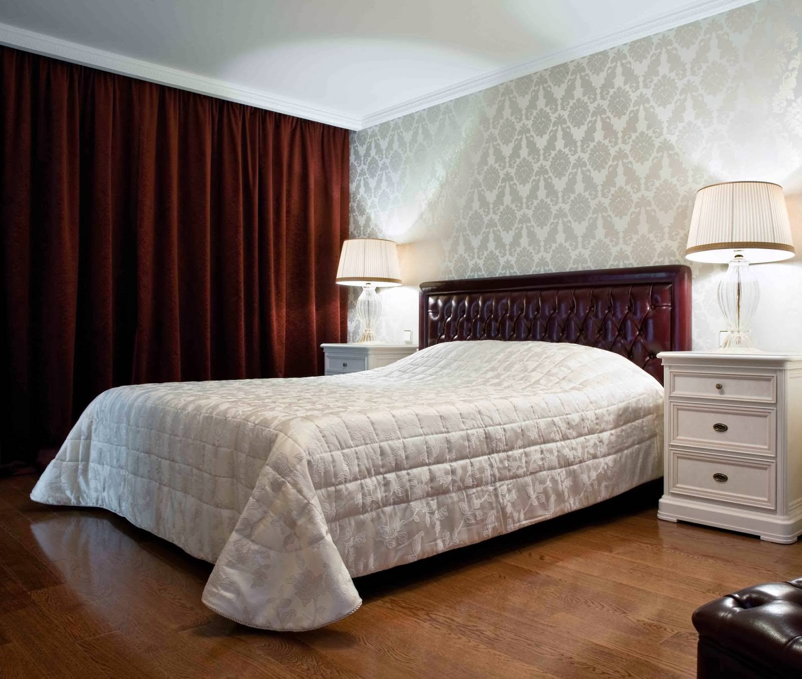 cortinas burdeos en el diseño del dormitorio con papel pintado gris