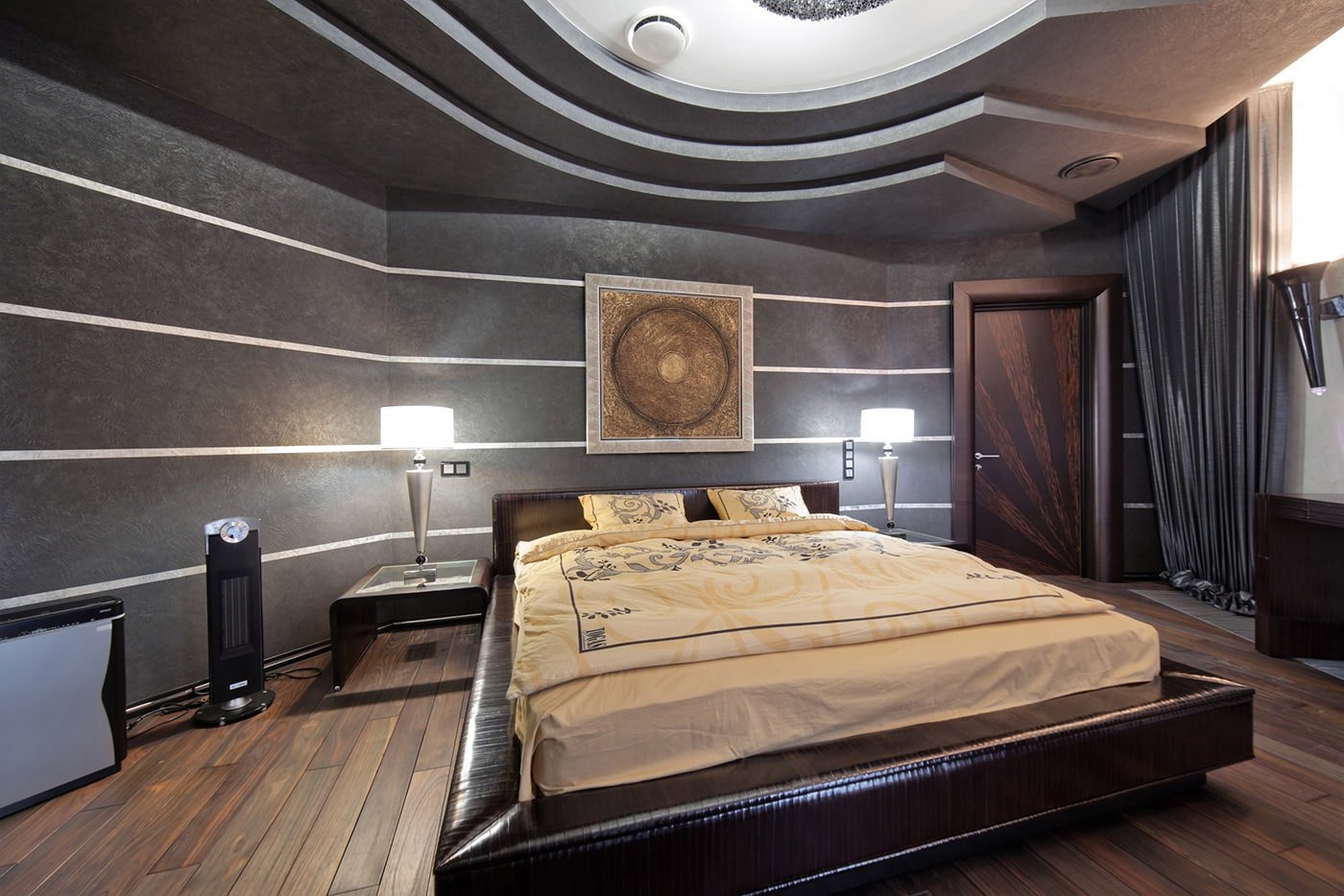 Diseño de dormitorio con papel pintado gris oscuro