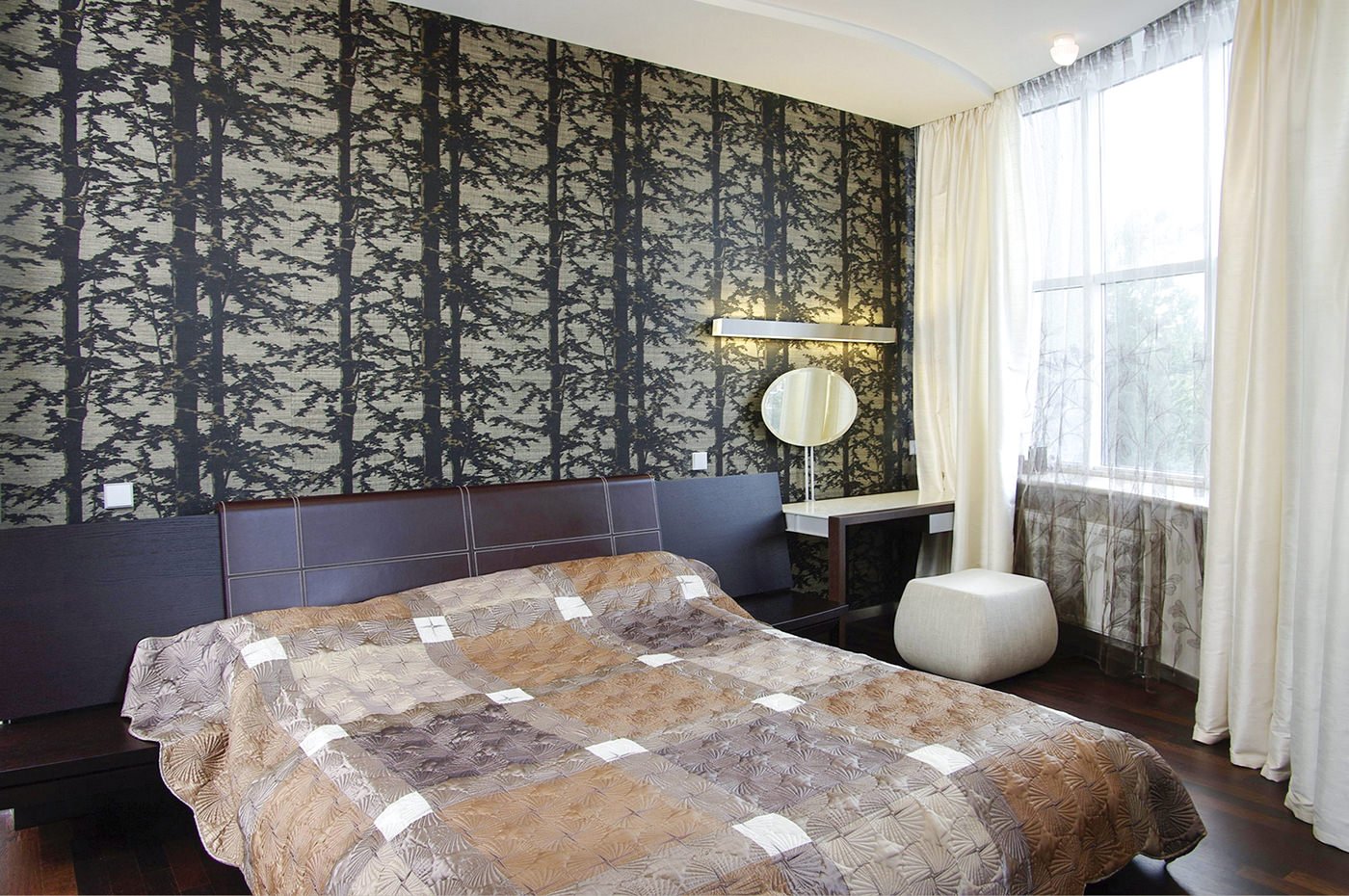 Cortinas en el diseño del dormitorio con papel pintado gris