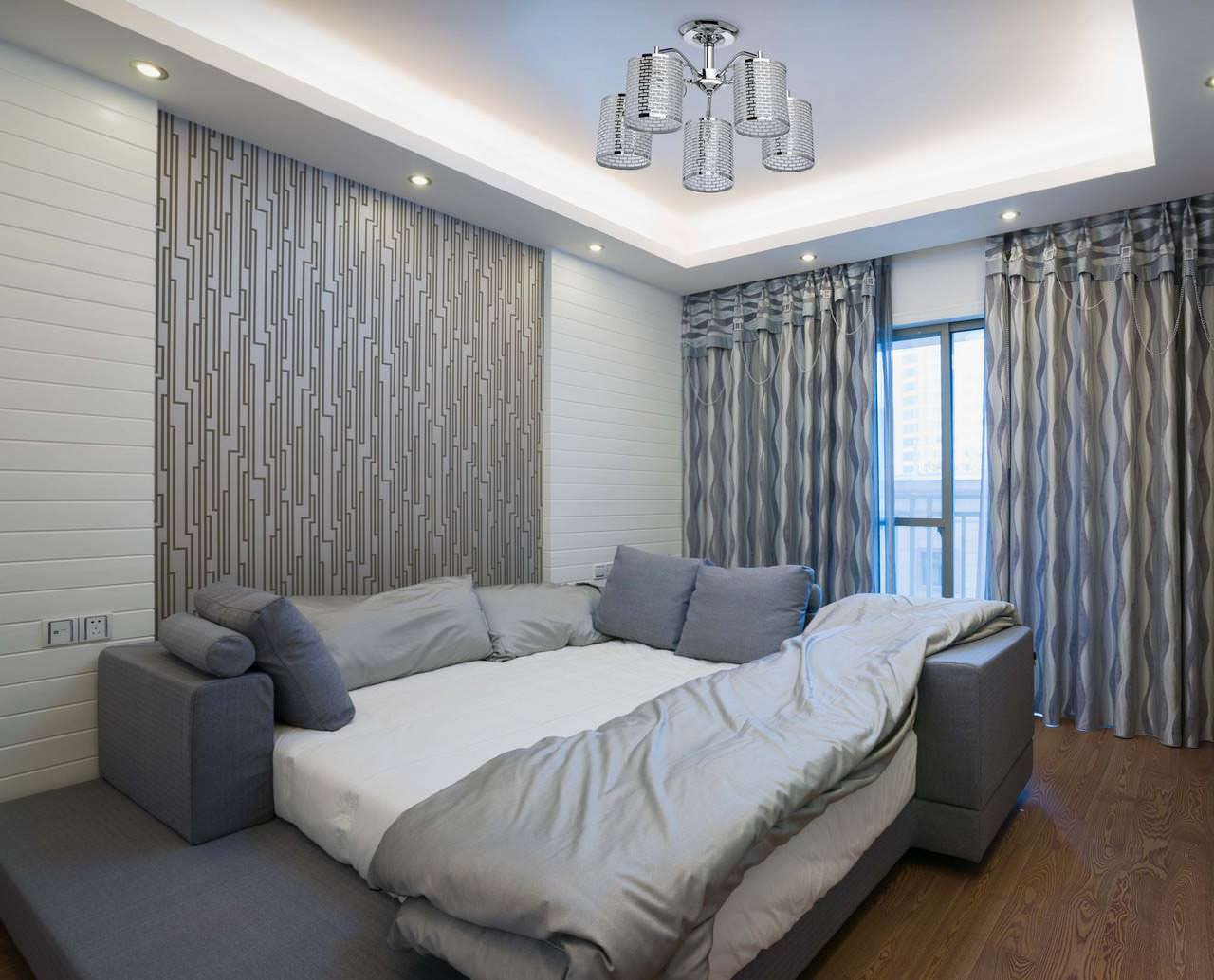 cortinas grises en el diseño del dormitorio con papel pintado gris