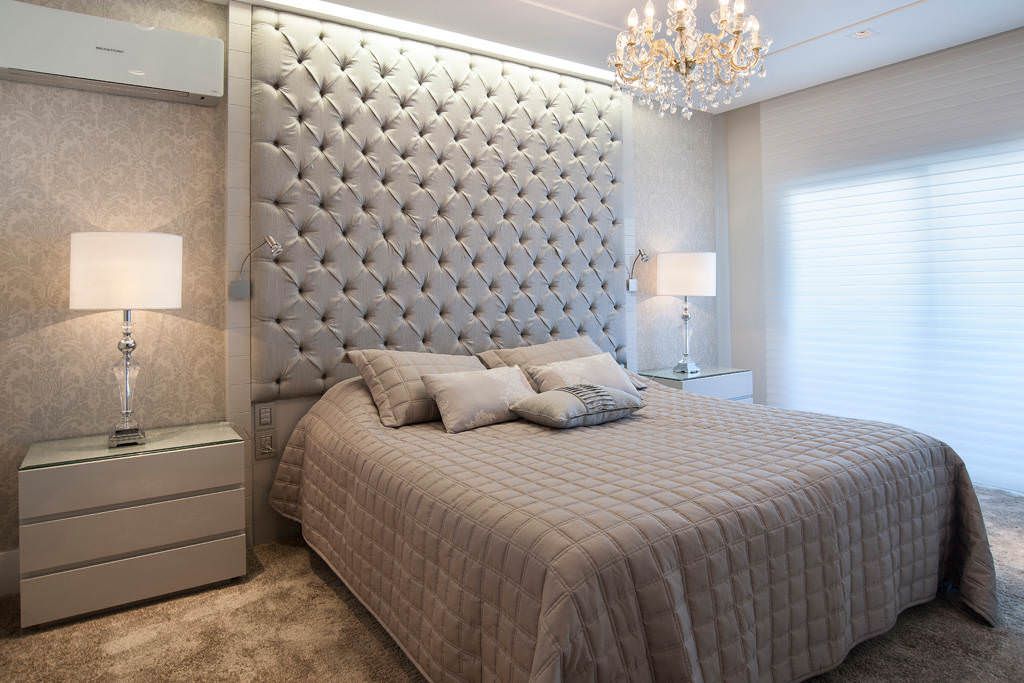 Diseño de dormitorio con papel pintado gris