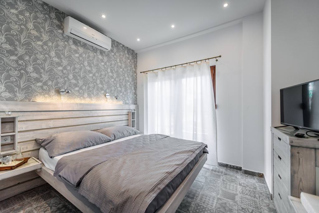Cortinas blancas en el diseño del dormitorio con papel pintado gris
